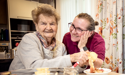 Zwei Bewohnerinnen eines Pflegekompetenzzentrums und Betreuerin beim Kochen