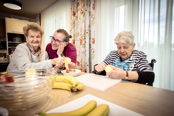 Zwei Bewohnerinnen eines Pflegekompetenzzentrums und Betreuerin beim Kochen