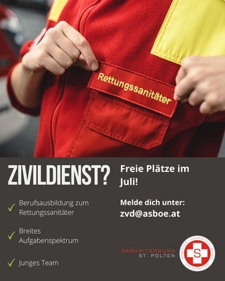 Ein rotes und gelbes Uniformoberteil eines Rettungsanitäters wird von einer Hand gehalten. Der Text auf dem Bild informiert über freie Plätze im Zivildienst für Juli und bietet Informationen zur Berufsausbildung sowie Kontaktmöglichkeiten. Logos des Samariterbundes St. Pölten sind ebenfalls sichtbar.
