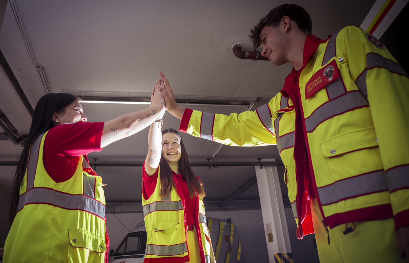 Teilnehmer:innen Freiwilliges Sozialjahr geben sich ein High-Five