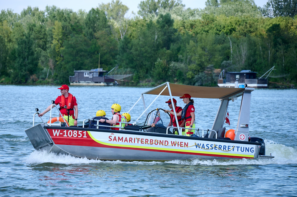 Das Boot der Wiener Wasserrettung mit Sanitätern an Bord, Wasserrettung