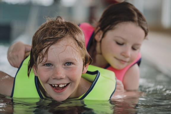 Zwei Kinder beim Schwimmkurs