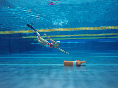 rettungsschwimmerinnen unter wasser 