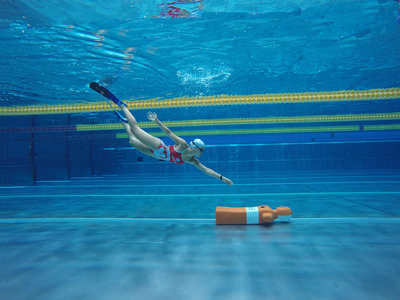 rettungsschwimmerinnen unter wasser 