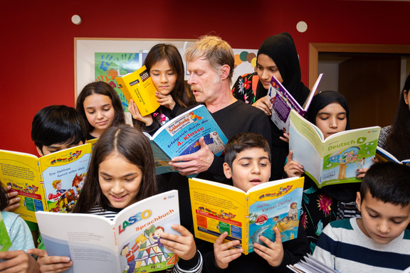 LernLEO-Kids beim gemeinsamen Lesen