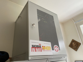 Grauer Schrank mit Logos: Nachbar in Not, ASB und Berner Kantonalbank.