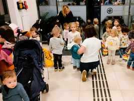 Eine Gruppe von Kleinkindern in einem hellen Raum mit Betreuern.