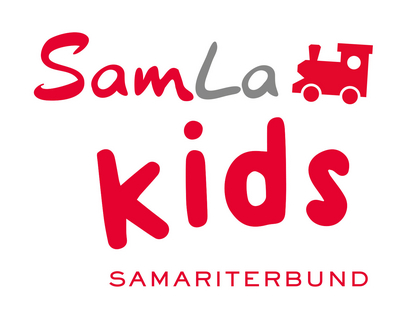 Logo von SamLa Kids, Samariterbund in roter Schrift mit einer Lokomotive.