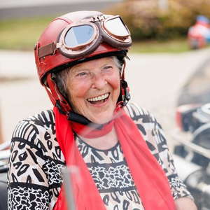 Seniorin im Motorrad-Beiwagen