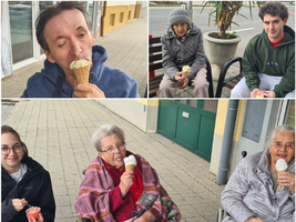 Menschen genießen Eis in einer gemütlichen Außensitzgruppe.