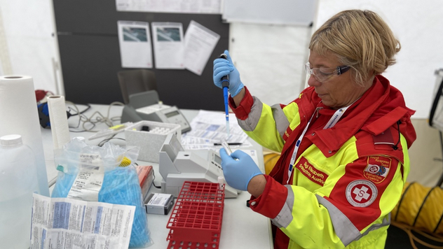 SA-RRT-Chemikerin kontrolliert Wasserqualität