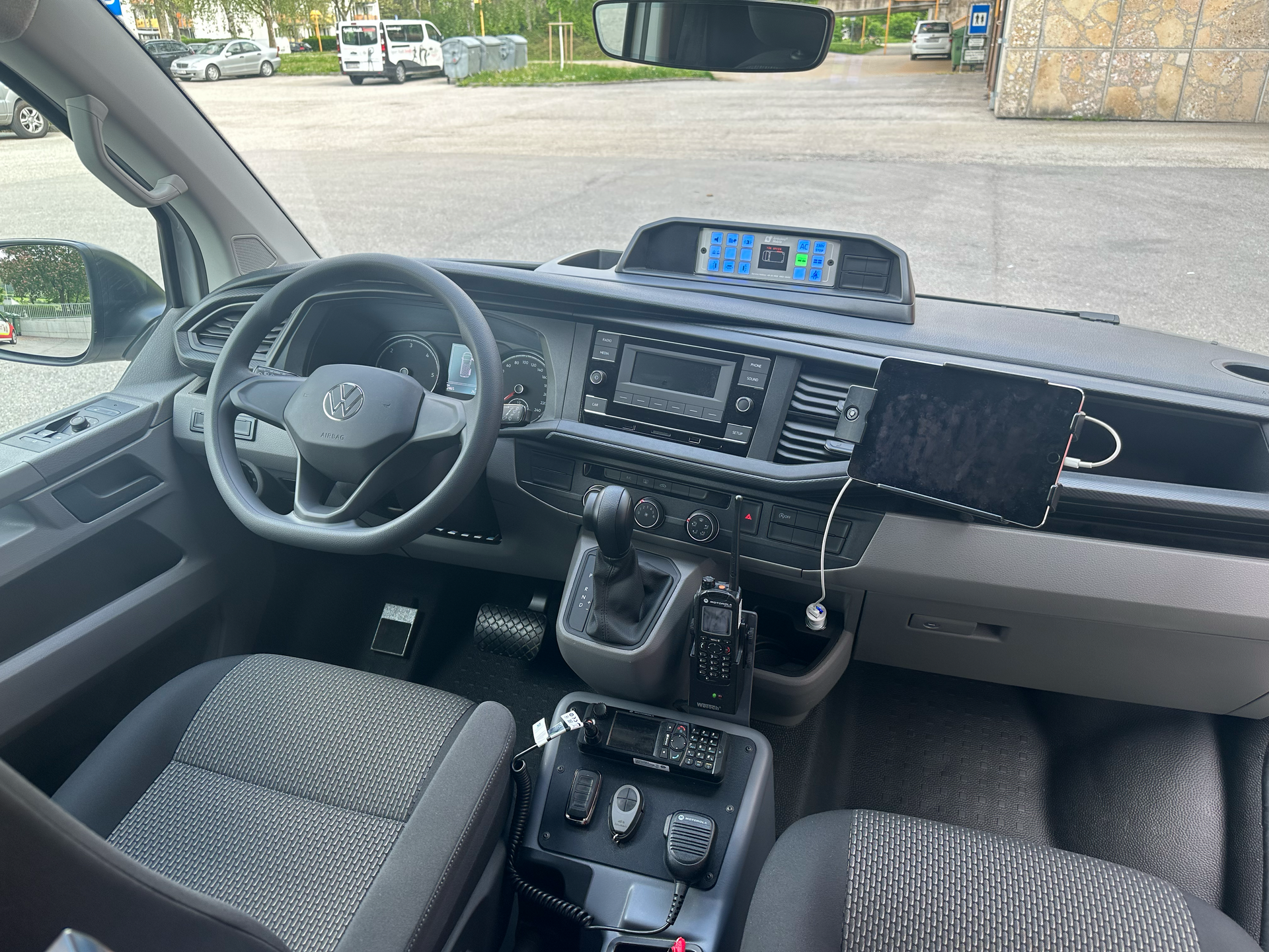 Innenansicht eines Vans mit Lenkrad, Armaturenbrett und Tablet-Halterung.