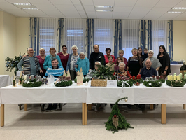 Gruppenfoto von Senioren und Betreuern bei einer festlichen Weihnachtsfeier.