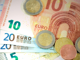 Geldscheine und Münzen im Wert von 5, 10 und 20 Euro.