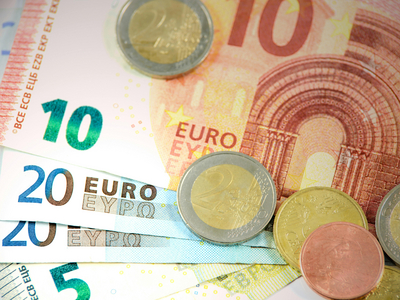 Geldscheine und Münzen im Wert von 5, 10 und 20 Euro.