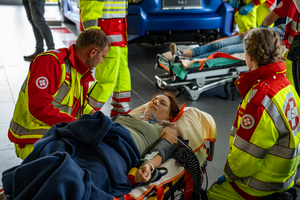 Samariter mit Patientin auf Trage