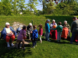 Kinder interagieren mit älteren Menschen im Freien an einem sonnigen Tag.