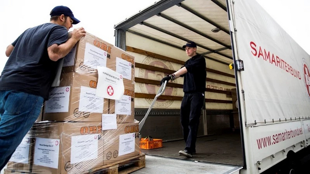 Hilfsgüter werden in LKW verladen