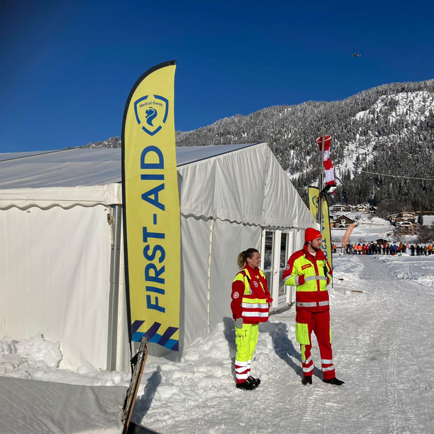 zwei Samariterbund-Sanitäter:innen bei einer Wintersport-Veranstaltung