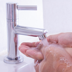 Eine Person wäscht ihre Hände unter einem Wasserhahn.