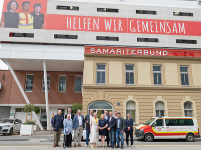 Eine Gruppe von 12 Personen stehen vor der Zentrale des Samariterbundes Wien in der Pillergasse