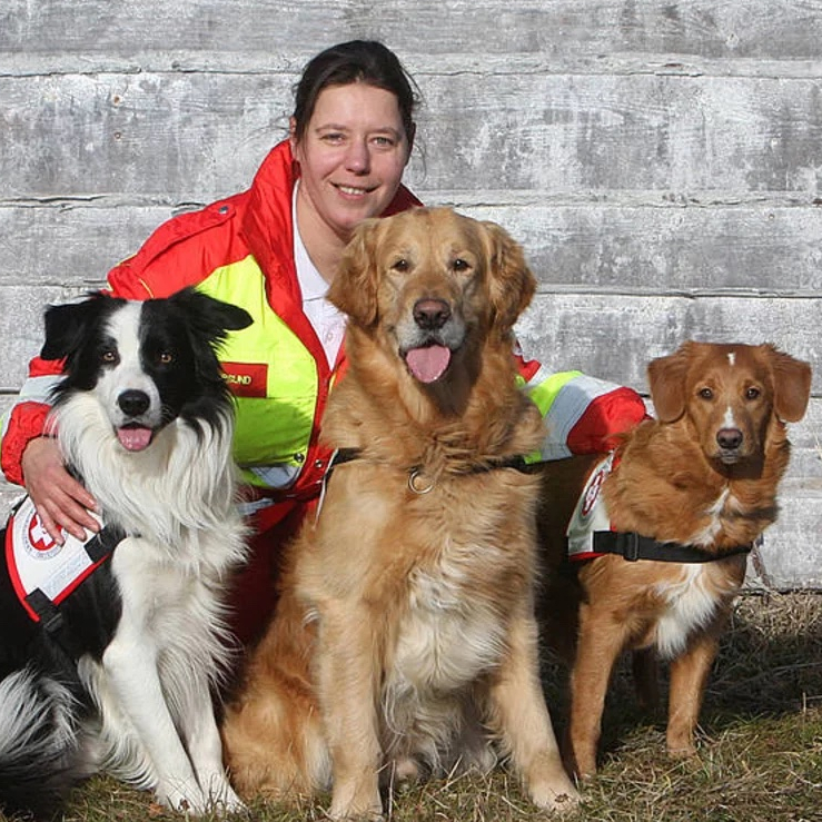 Rettungshundeführerin Claudia Höttinger  mit drei Rettungshunden