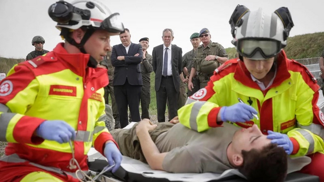 SA-RRT-Mitglieder bei einer Erdbeben-Übung, HBP Van der Bellen und LH Doskozil im Hintergrund