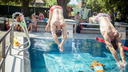 Zwei Schwimmer tauchen gleichzeitig in ein Schwimmbecken.