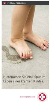 Cover Folder Stiftung fürs Leben mit Kinderfüßen im Sand