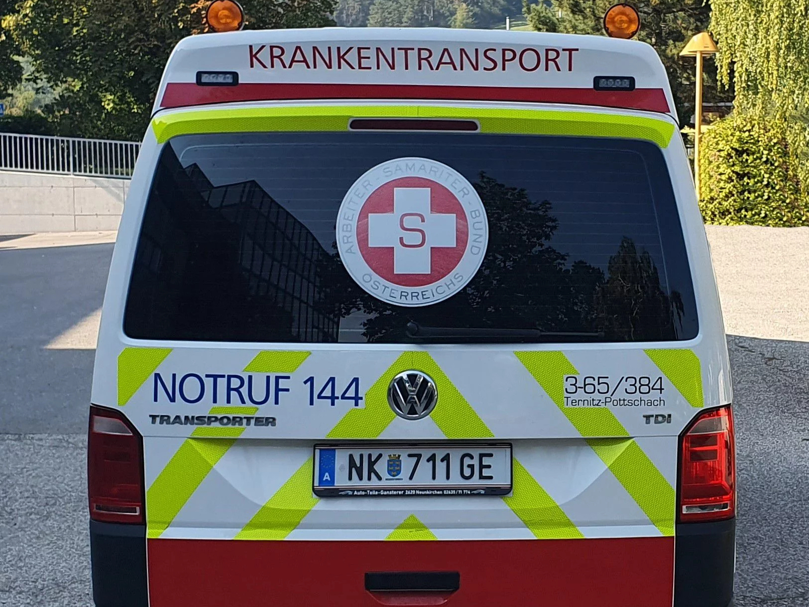 Krankenwagen der Samariter mit Notrufnummer 144 auf der Rückseite.