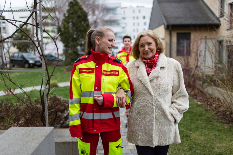 Samariterbund-Sanitäterin mit älteren Dame