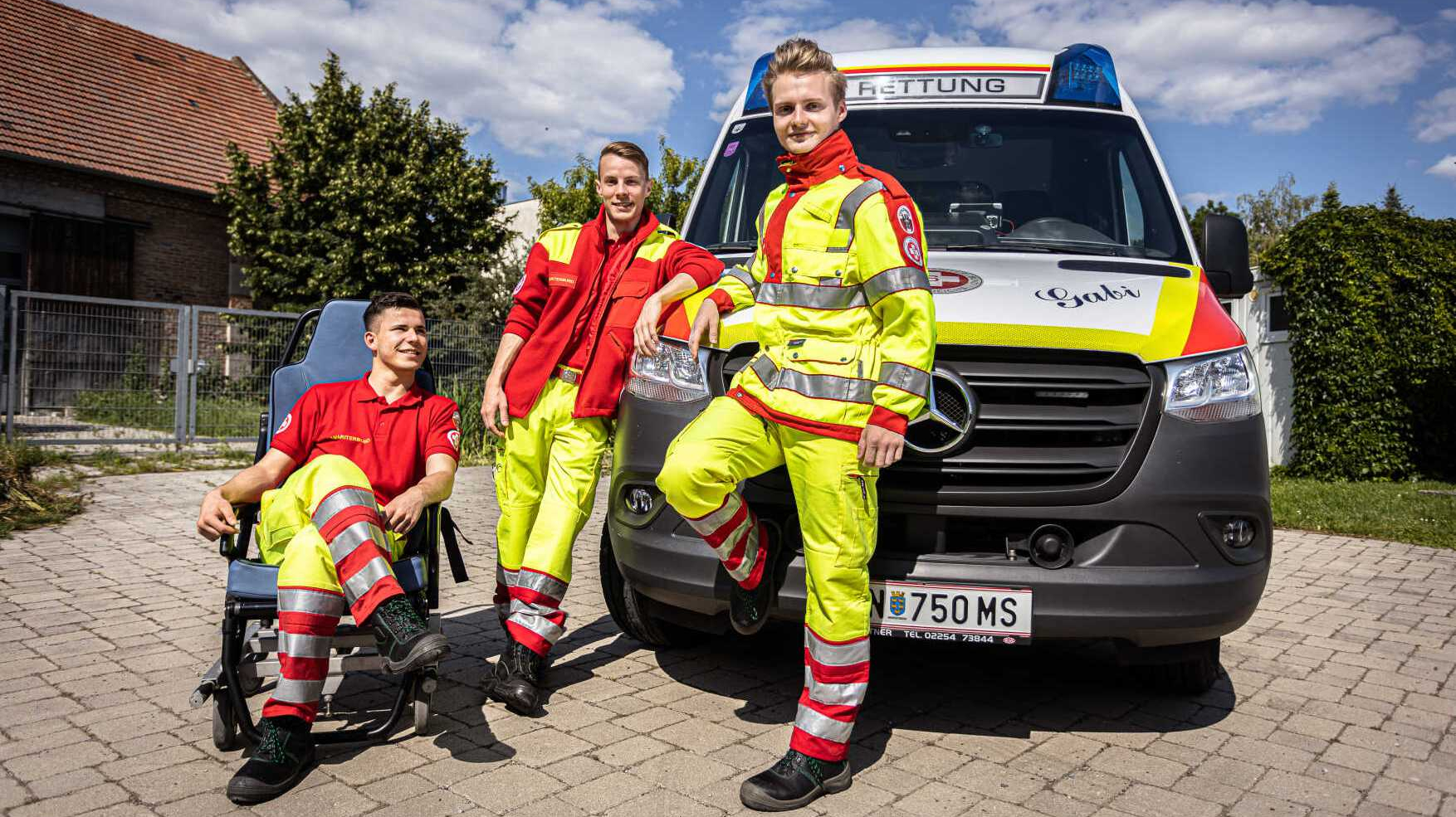 3 Zivildienstleistende vor Samariterbund-Rettungswagen