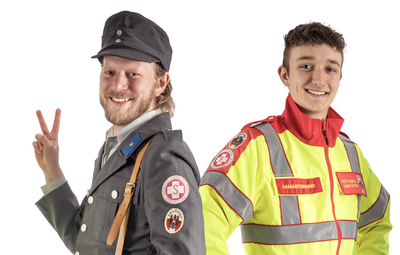 Samariterbund Zivildiener, einer in historischer, einer in neuer Uniform