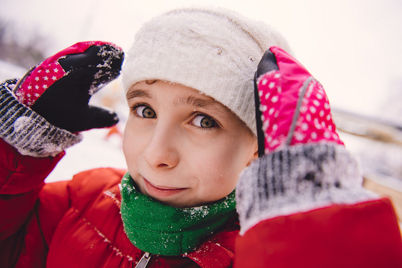 Lächelndes Kind in Winterbekleidung