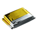 Ein Stapel glänzender Silber- und Goldfolie.