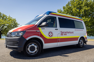 Rettungswagen des Samariterbundes auf einem Parkplatz.