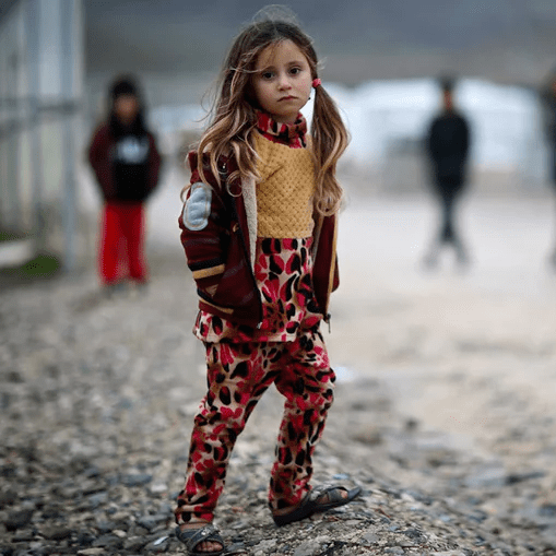 Irakisches Mädchen in trostloser Umgebung