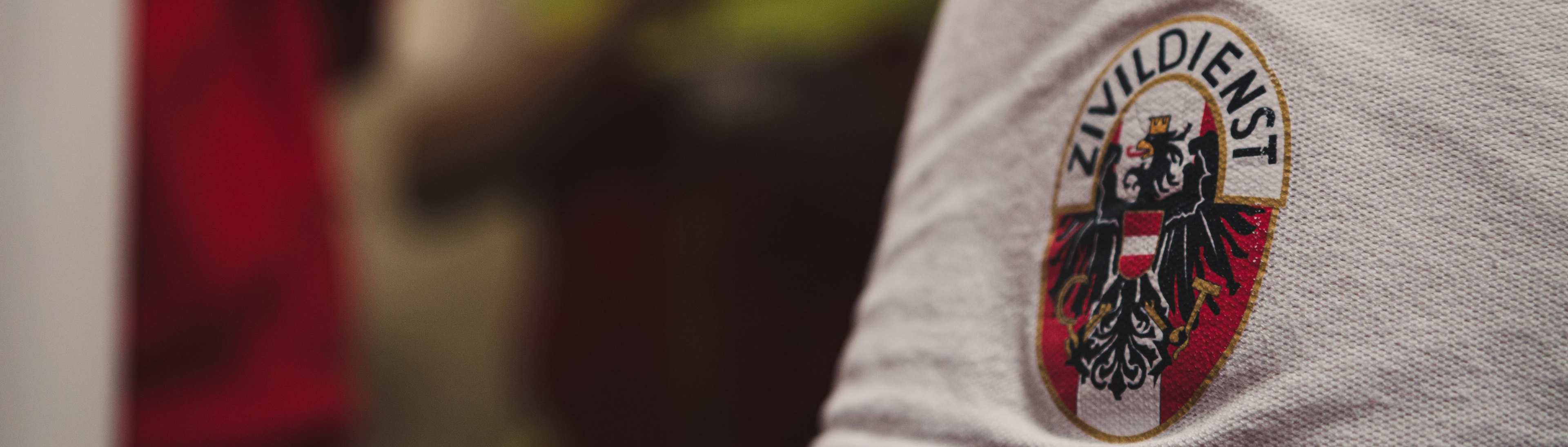 T-Shirt mit Zivildienst-Aufdruck am Ärmel