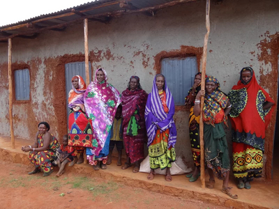 Frauen in Kenia in landestypischer Kleidung