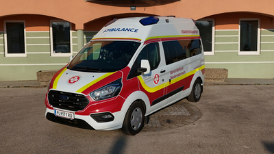 Ein Rettungswagen des Samariterbundes steht vor einem Gebäude.