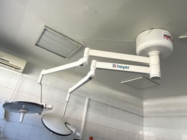 Deckenleuchte mit flexibel einstellbarem Arm in einem medizinischen Bereich.