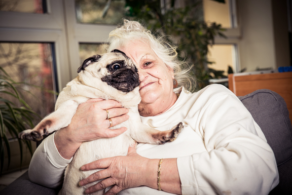 Bewohnerin einer Samariterbund-Wohnungsloseneinrichtung mit Hund