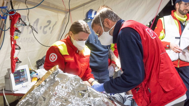  Emergency Medical Team (EMT) versorgt Patienten im Sanitätszelt