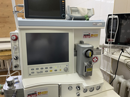 Anästhesiegerät mit Monitor und Bedienfeld in einem klinischen Umfeld.