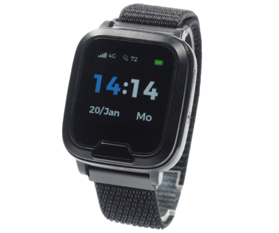 Schwarze Smartwatch mit digitaler Anzeige der Uhrzeit und des Datums.