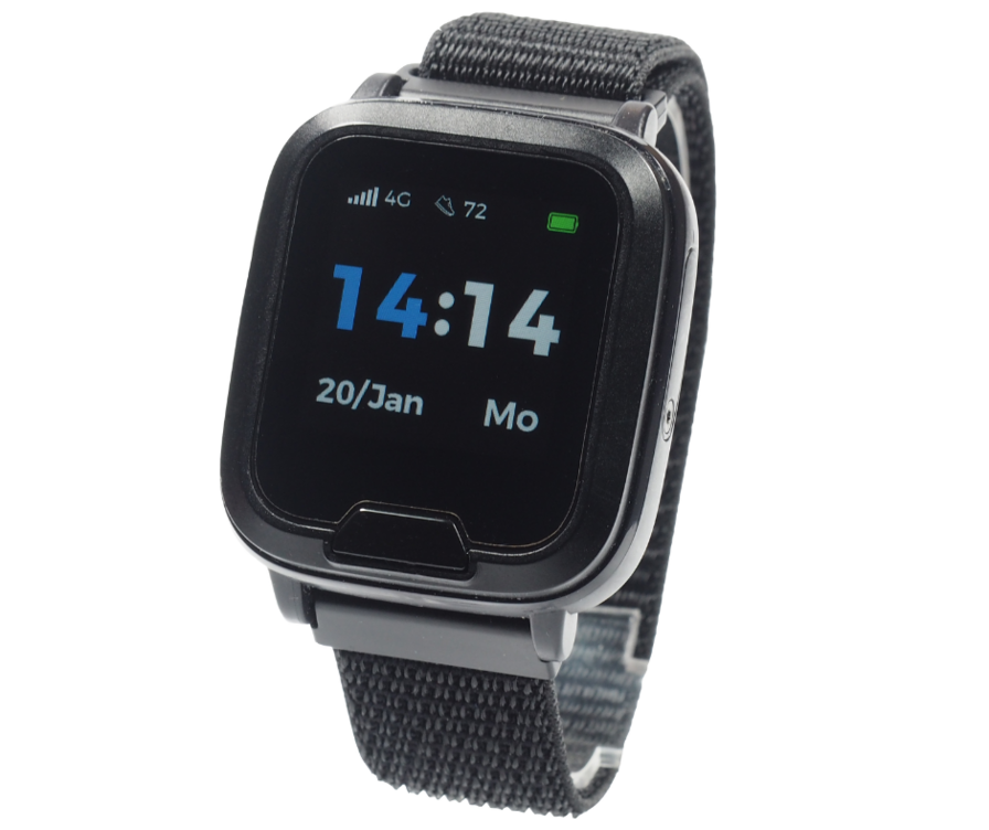 Schwarze Smartwatch mit digitaler Anzeige der Uhrzeit und des Datums.