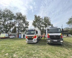 LKWs des Samariterbundes bei den Vorbereitungen für das Donauinsel Fest