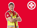Ein junger Mann im Rettungsdienst lächelt, umgeben von rotem Hintergrund.