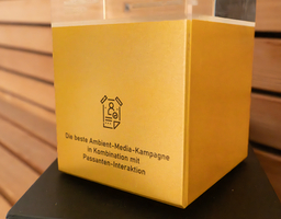 Nahaufnahme VAMP Award 2024 aus Kategorie Die beste Ambient-Media-Kampagne in Kooperation mit Passanten-Interaktion