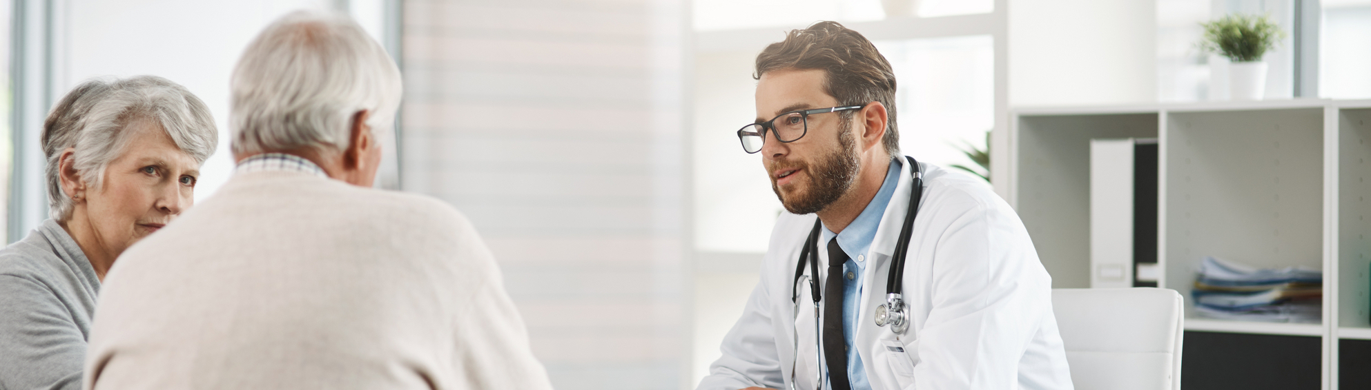Arzt führt mit Ehepaar Beratungsgespräch zur Patientenverfügung